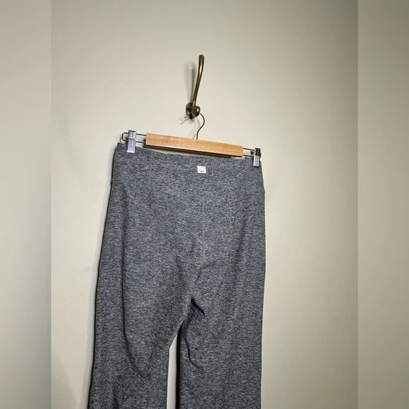 Vuori Womens Mid Rise Elevation Slim Bootcut Leggings in Heather Grey Leggings